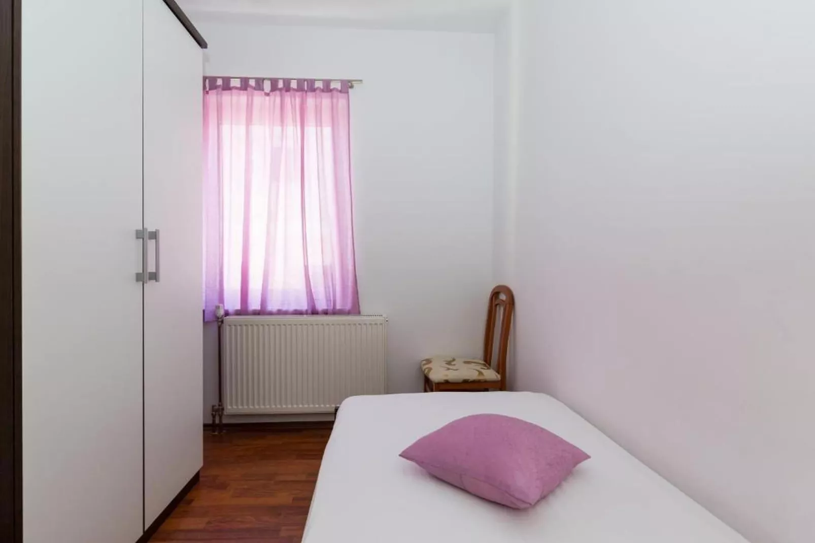 Apartment with Pool View-Slaapkamer