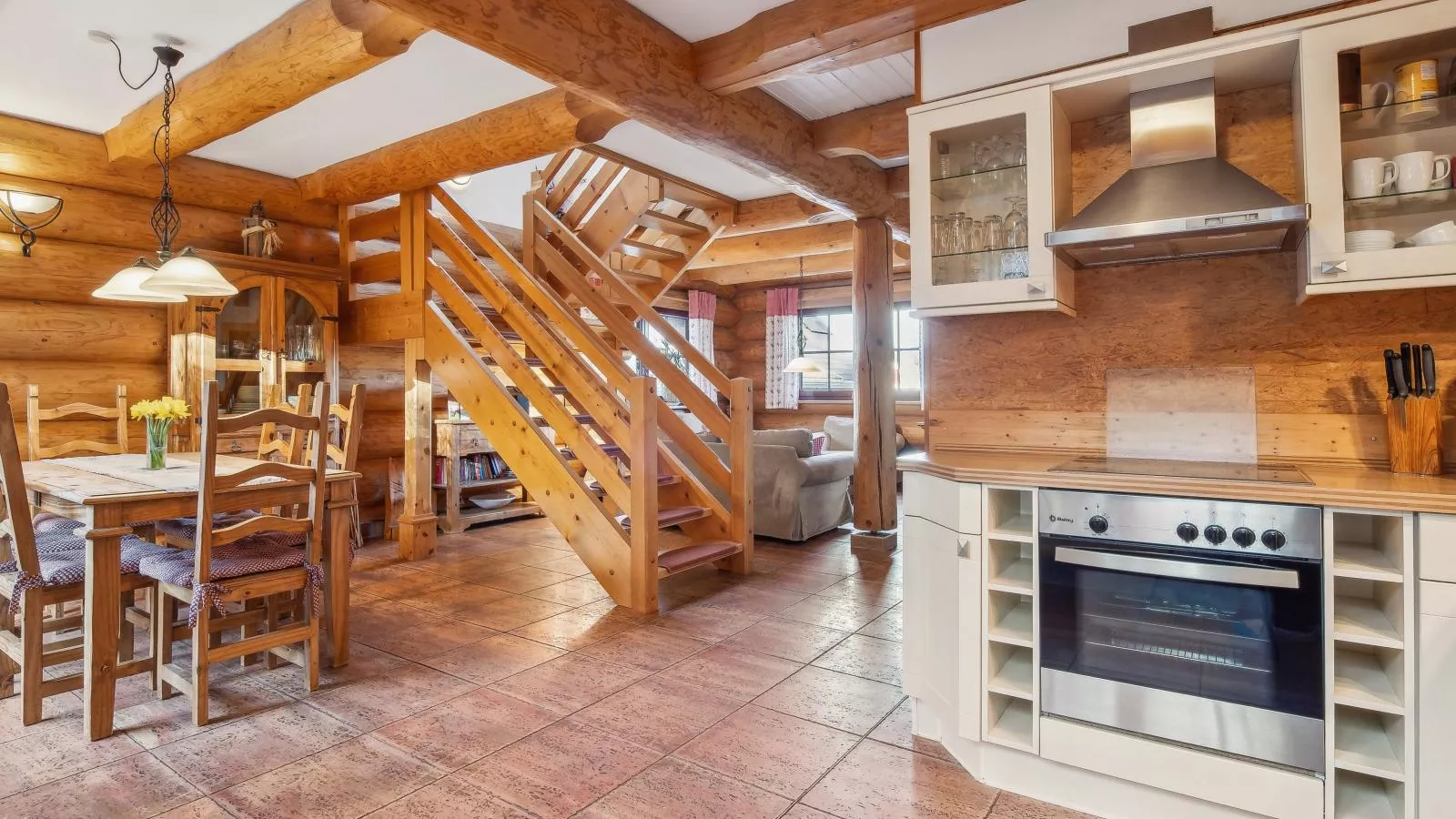 Naturstammhaus-Eetkamer