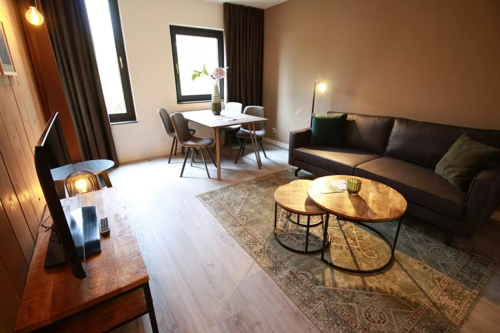 Apartment Second Floor-Woonkamer