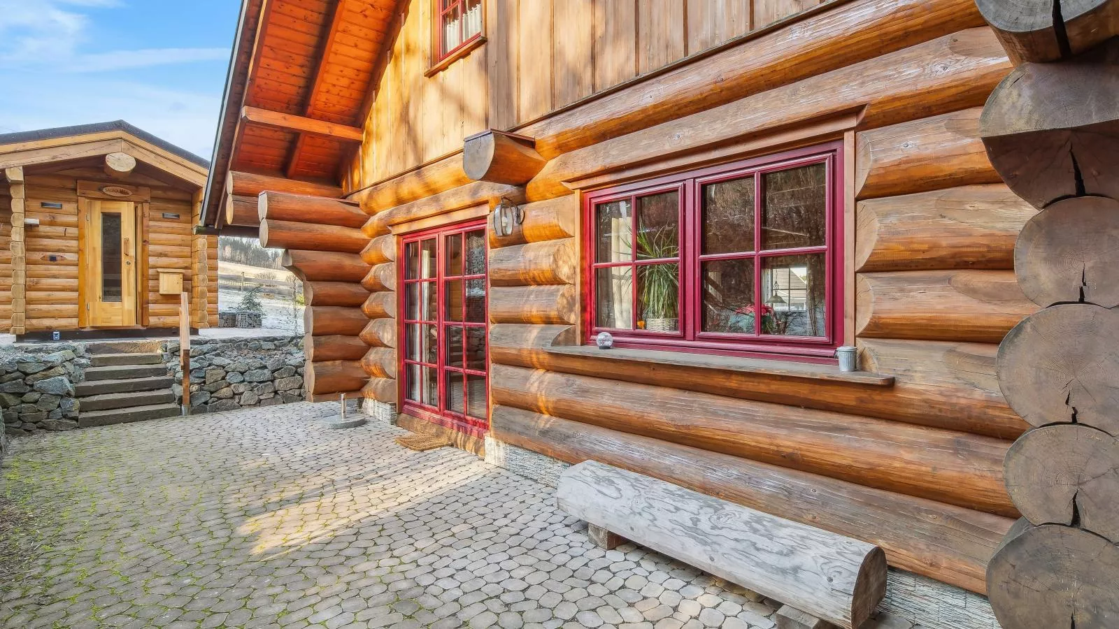 Naturstammhaus-Exterieur winter