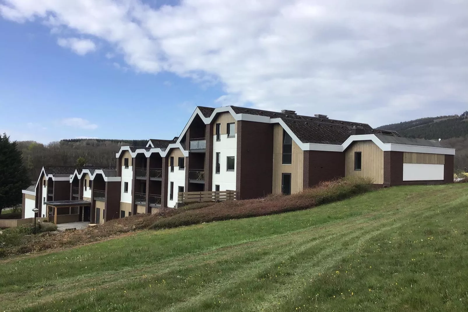 Apartment Basement 2-Buitenkant zomer