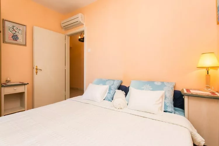 Apartment Vukoja - One-Bedroom Apartment with Balcony-Slaapkamer