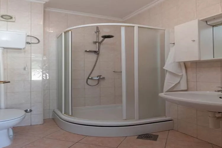 House Rašica - One Bedroom Apartment with Terrace and Sea view (3)-Badkamer