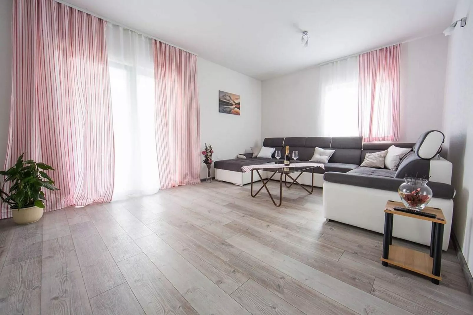 Holiday Home J&D No.3-Six Bedroom House  with Pool