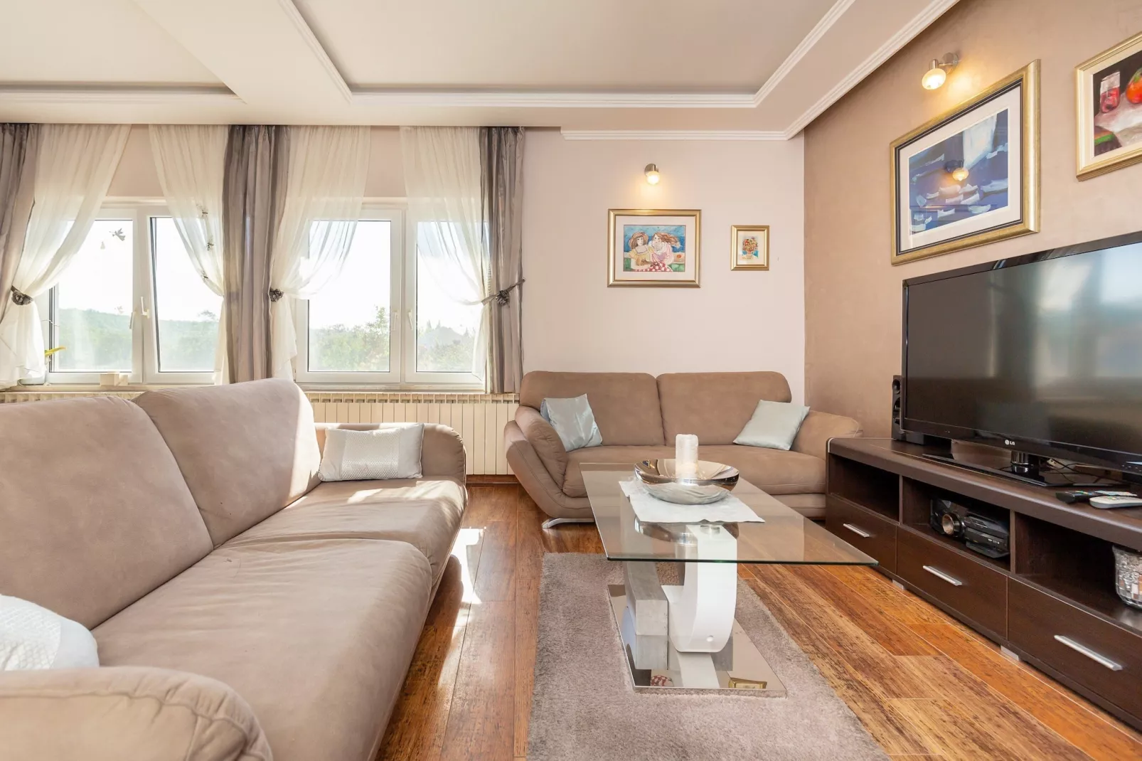 Holiday Home Trojković- Four Bedroom Holiday Home with Terrace and Swimming Pool