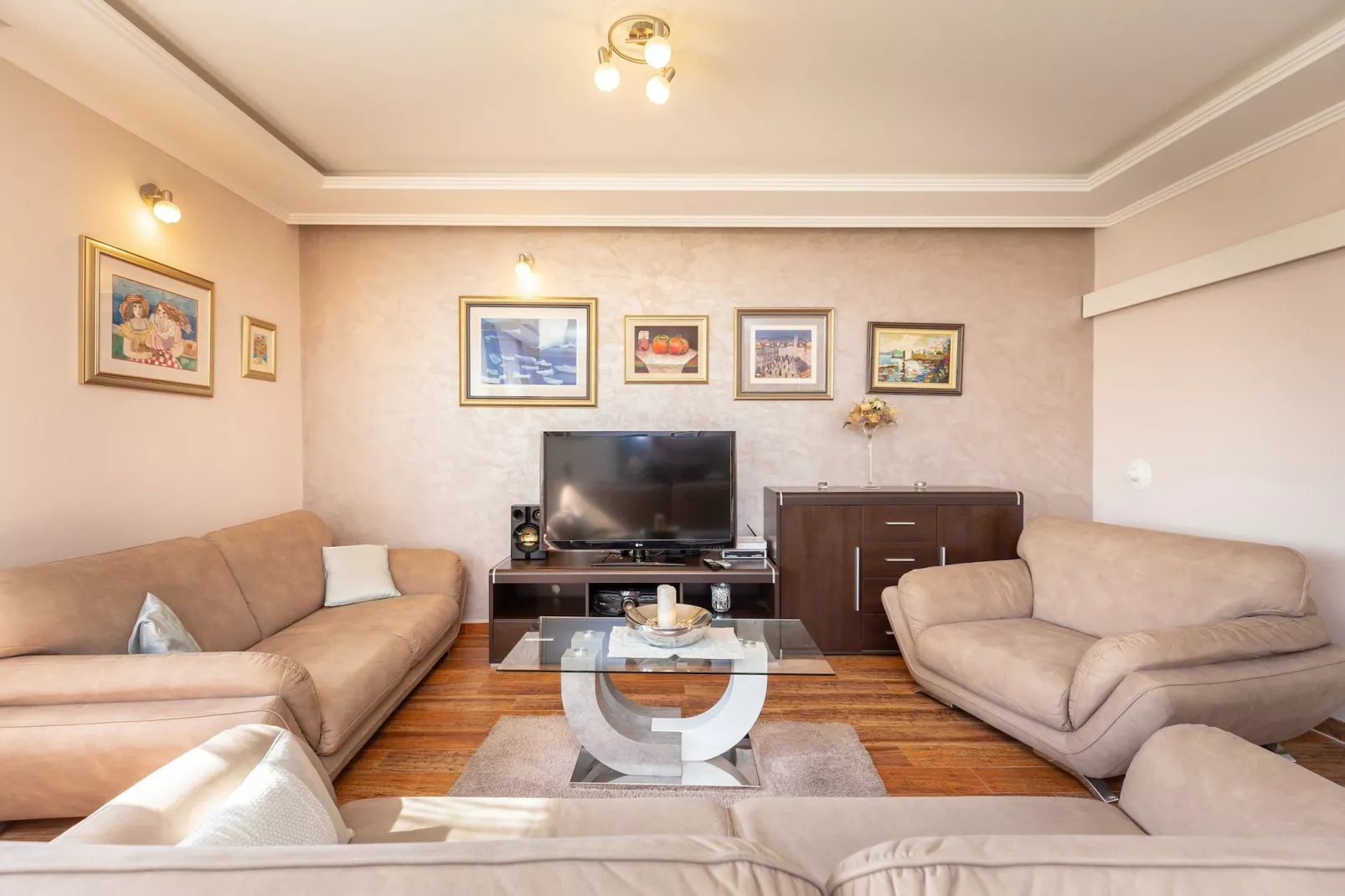 Holiday Home Trojković- Four Bedroom Holiday Home with Terrace and Swimming Pool