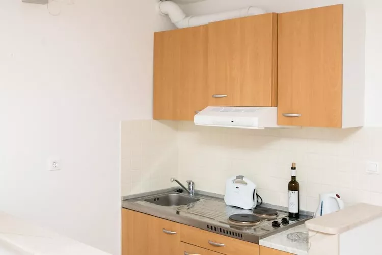 Guest House Luce- Studio with Terrace and Garden View-Keuken