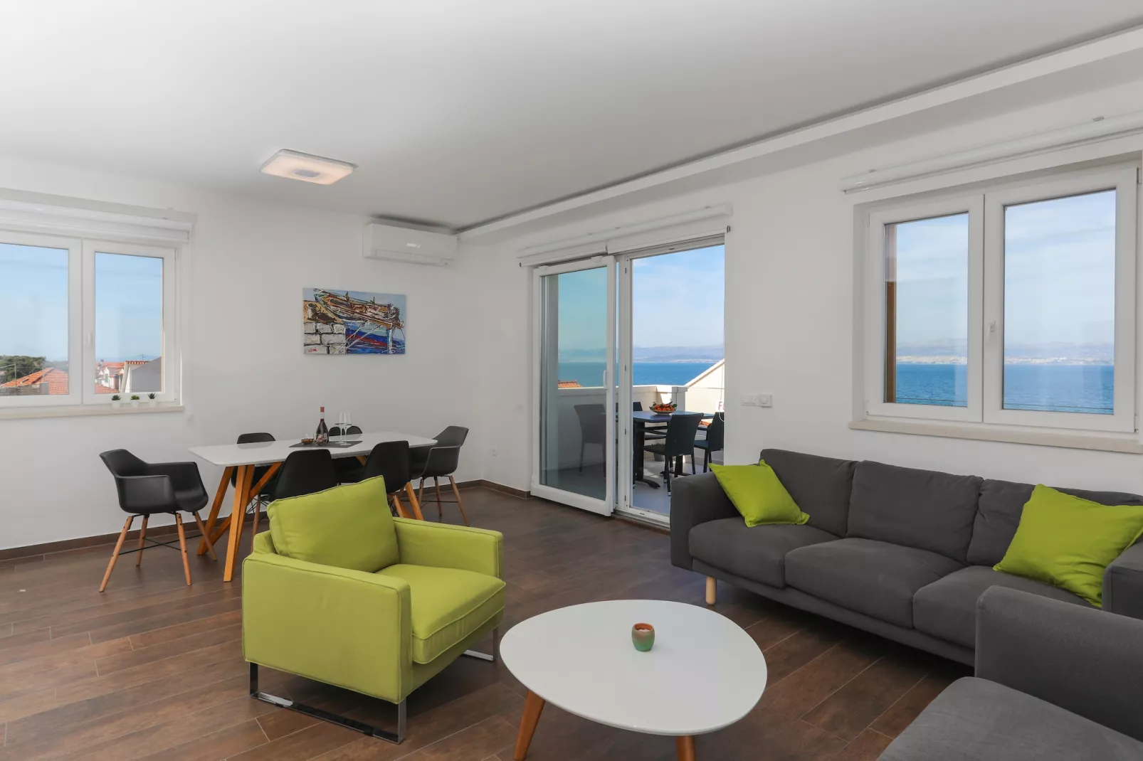 Apartment M&J - Comfort Two Bedroom Apartment with Terrace and Sea View (Škaro)-Woonkamer