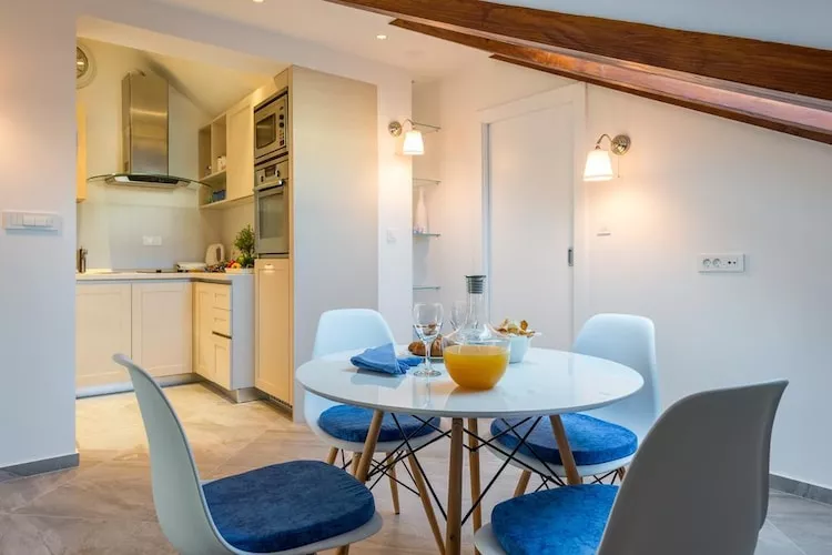 Apartments Arla Exclusive - Premium One Bedroom Apartment with Balcony-Eetkamer