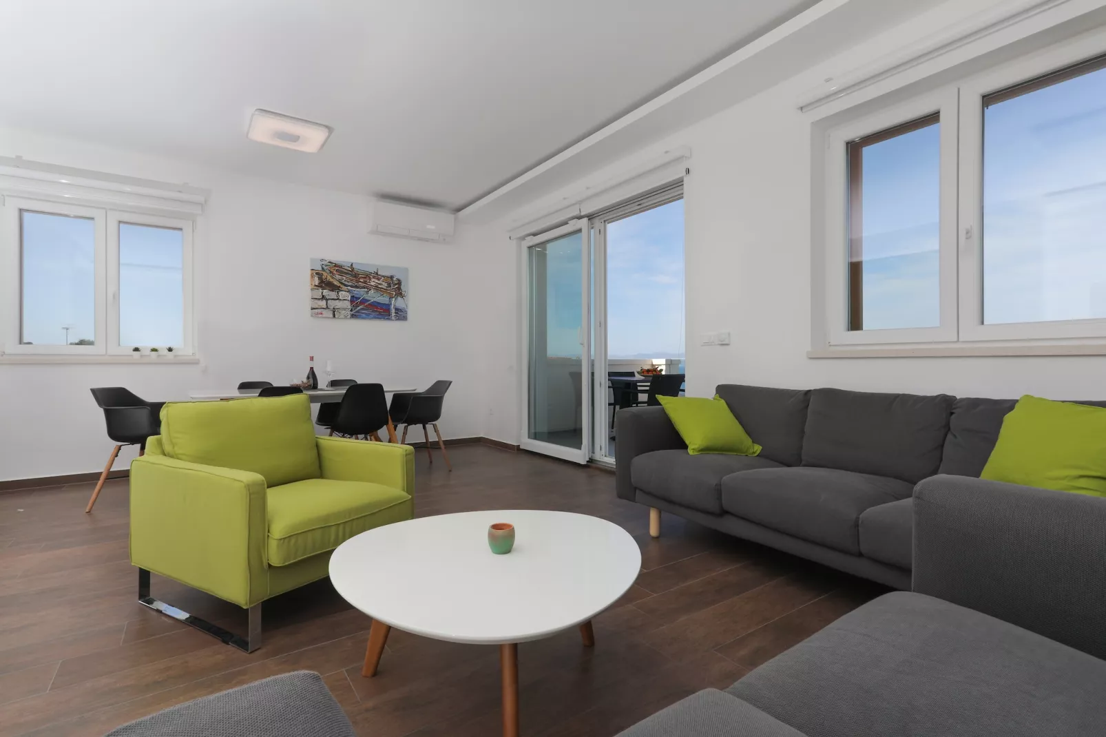 Apartment M&J - Comfort Two Bedroom Apartment with Terrace and Sea View (Škaro)-Woonkamer