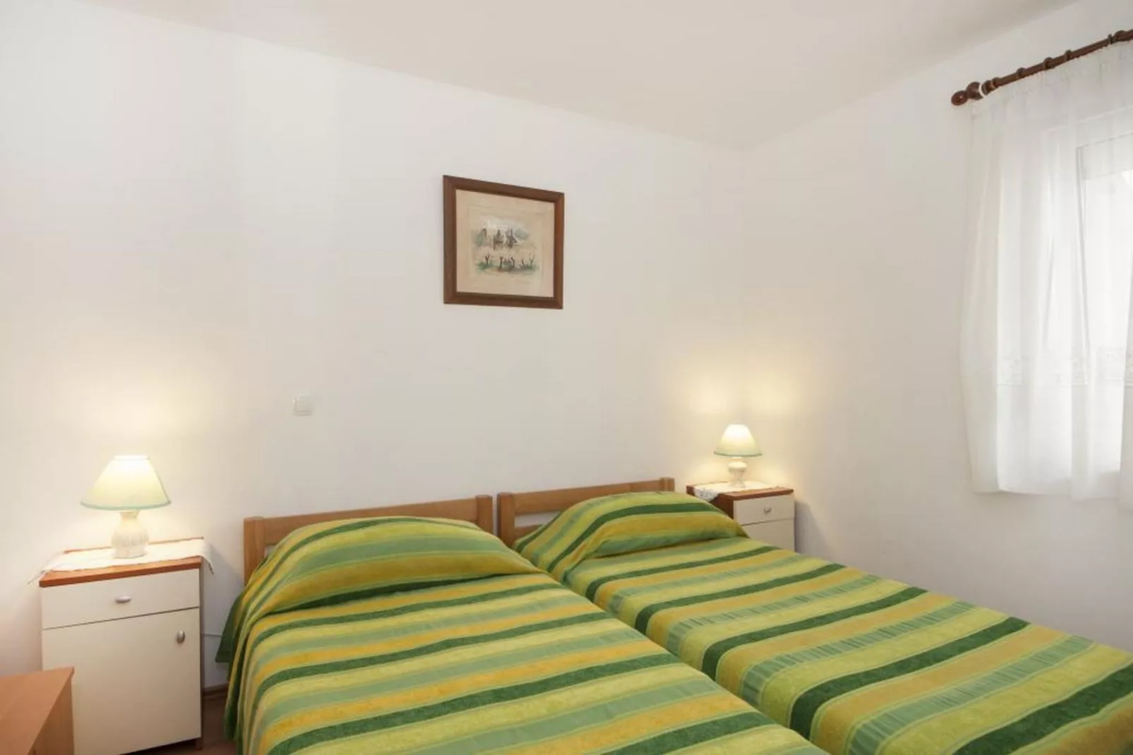 Bertie's Lodge - Two Bedroom Apartment with Terrace and Sea View(A1)-Slaapkamer