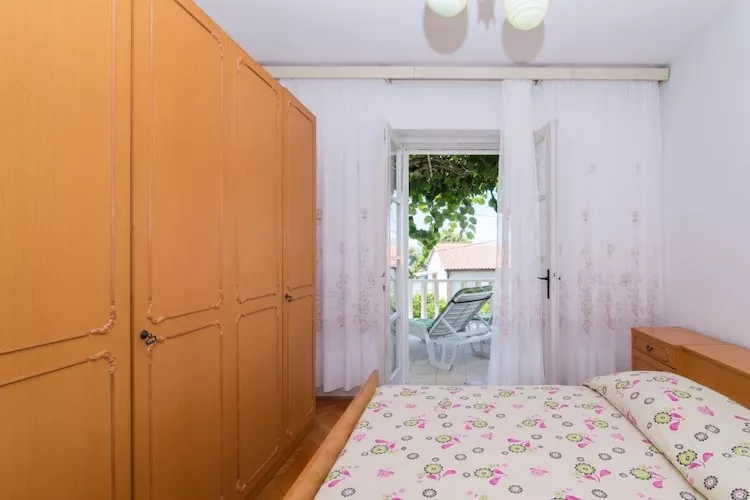 Apartment Vrandecic - Two Bedroom Apartment with Garden Terrace (Žarka) (ST)