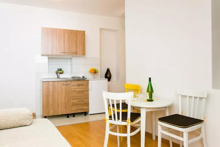 Apartment Sun - One-Bedroom Apartment-Eetkamer