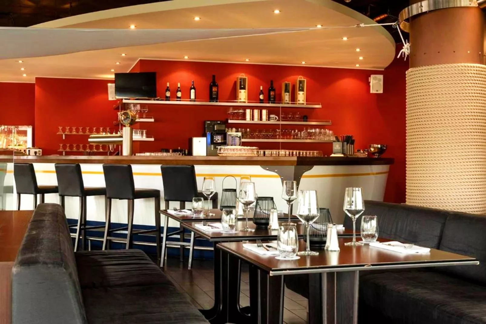 Hafendorf Superior Double Room with Lakeview Balcony-Eetkamer