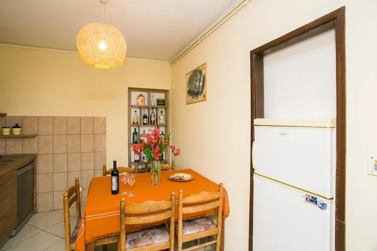 Guest House Fontana - Two Bedroom Apartment with Balcony and Sea View - Eetkamer