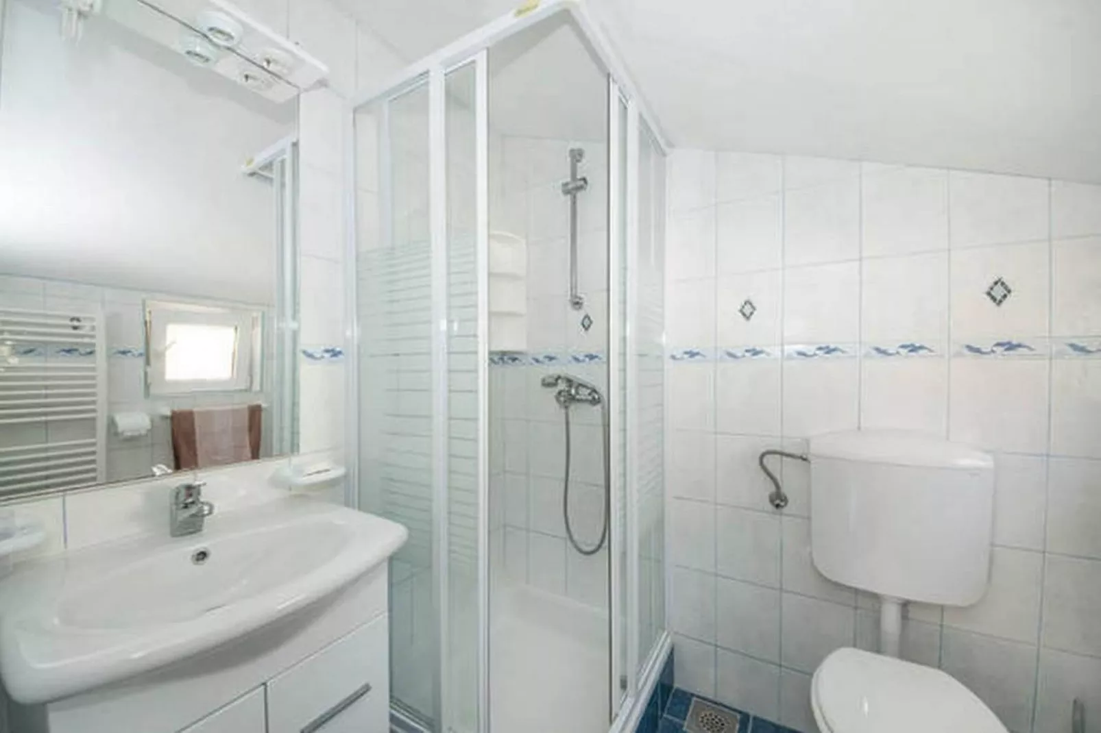 Bertie's Lodge - Standard Two Bedroom Apartment with Balcony and Sea view(A0)-Badkamer