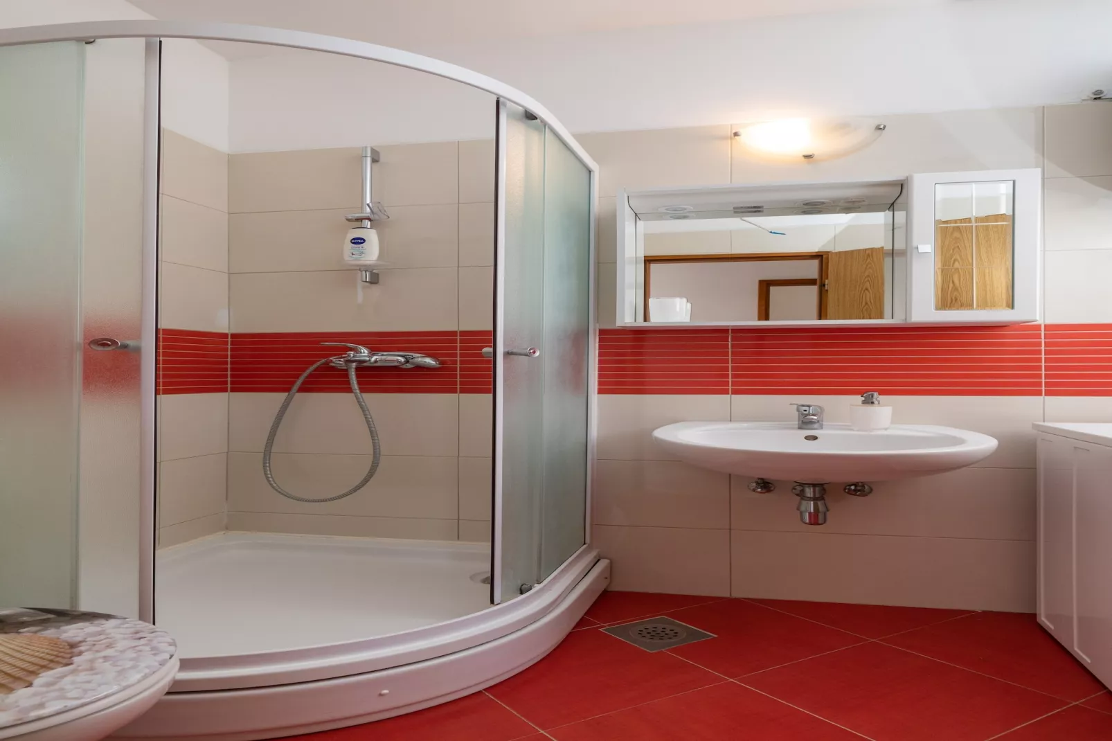 Apartments Franka - One Bedroom Apartment with Terrace and Garden View (A2+1)-Badkamer