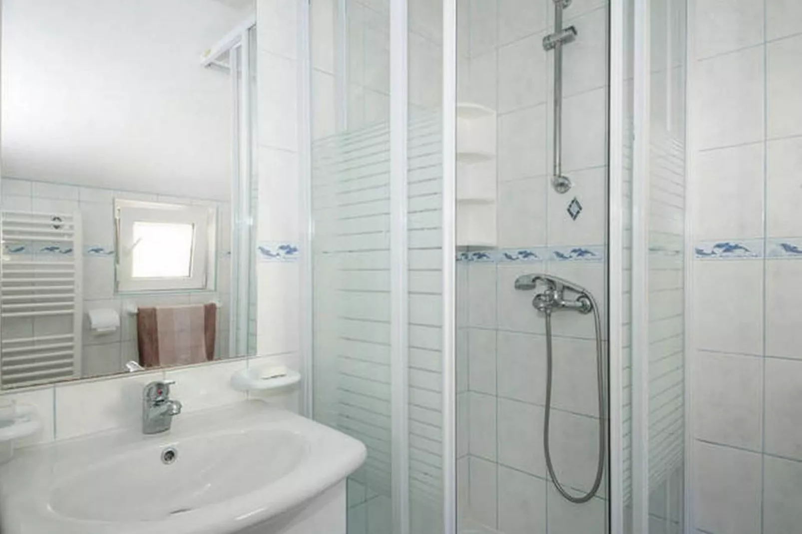 Bertie's Lodge - Standard Two Bedroom Apartment with Balcony and Sea view(A0)-Badkamer