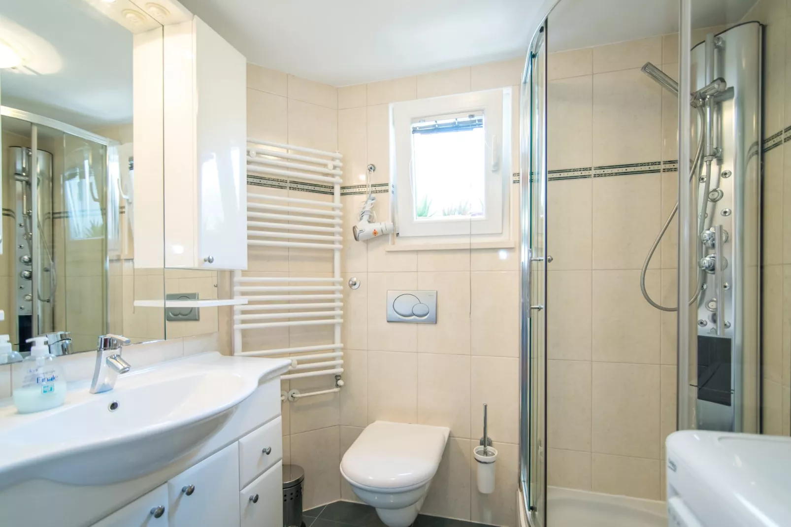 Apartments Vrandecic - One Bedroom Apartment with Gallery Room and Garden Terrace (LORETA) (ST)-Badkamer