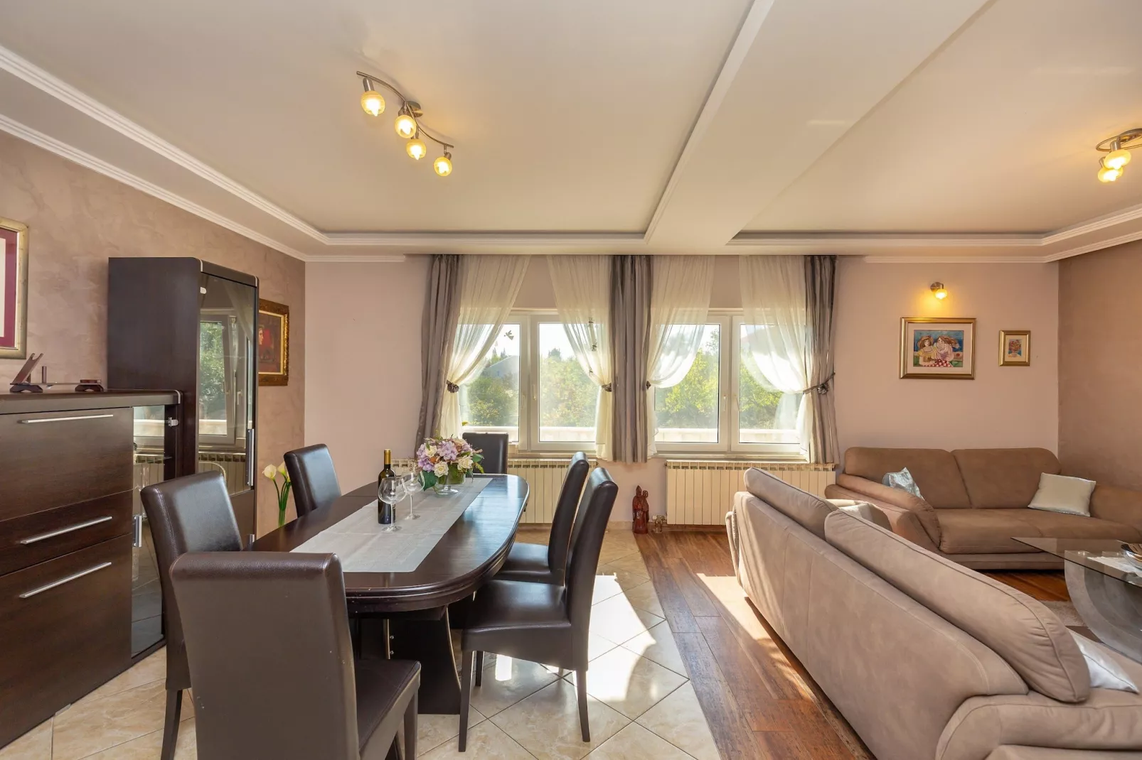 Holiday Home Trojković- Four Bedroom Holiday Home with Terrace and Swimming Pool-Eetkamer