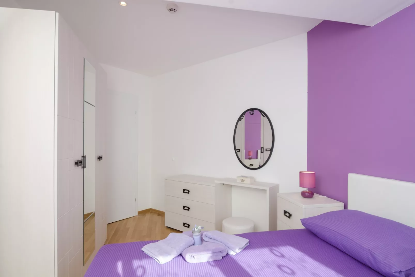 Apartment Atlant - One Bedroom Apartment with Balcony and Side Sea View-Slaapkamer