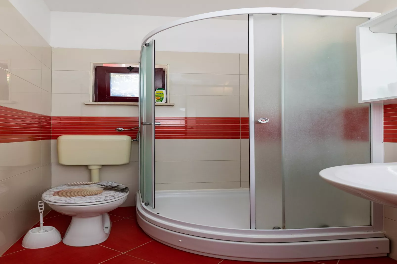 Apartments Franka - One Bedroom Apartment with Terrace and Garden View (A2+1)-Badkamer