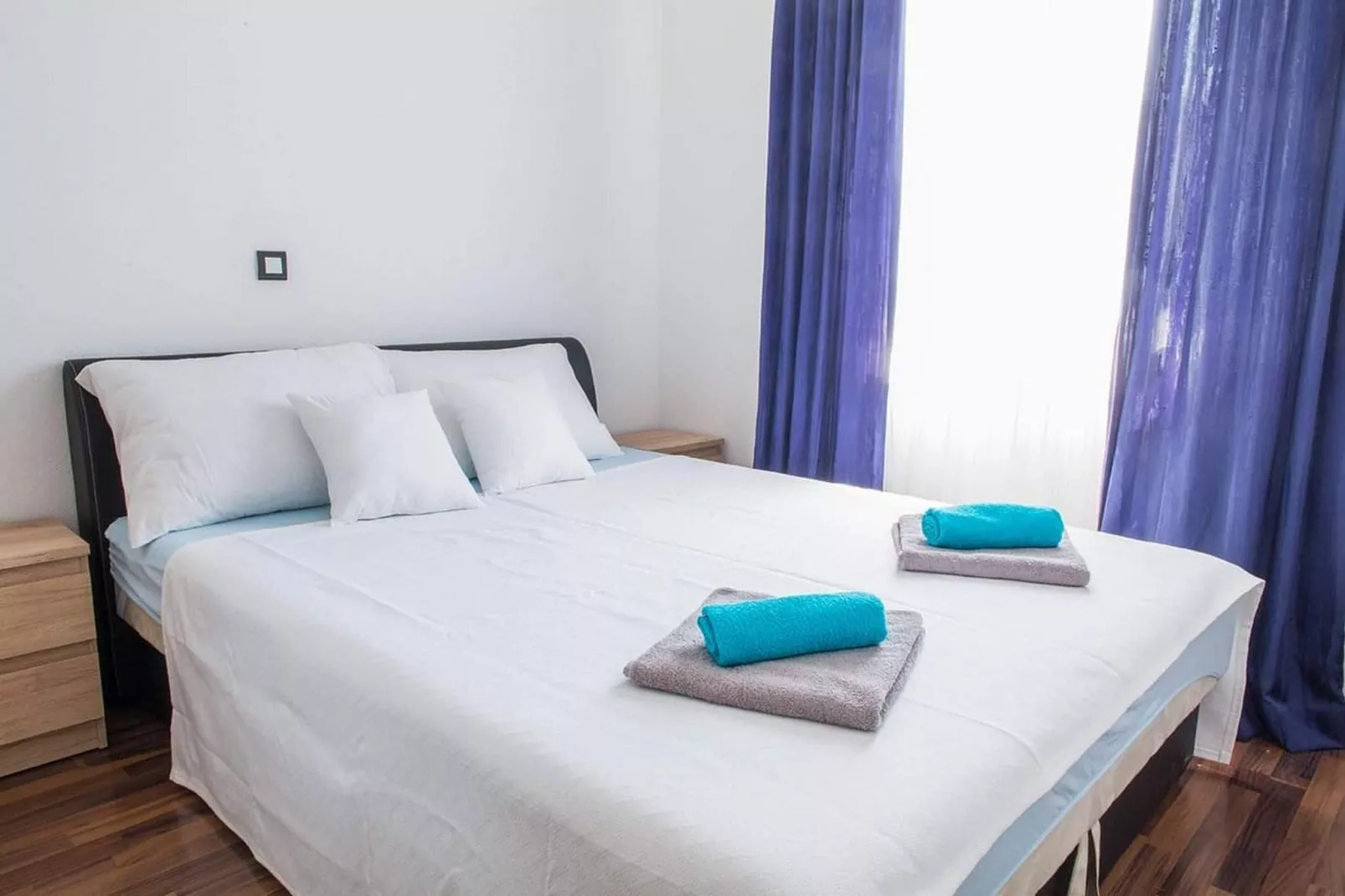 Holiday Home J&D No.3-Six Bedroom House  with Pool-Slaapkamer