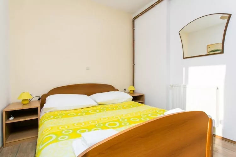 Guest House Fontana - Two Bedroom Apartment with Balcony and Sea View - Slaapkamer