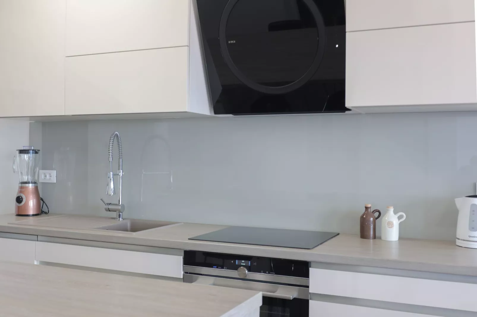 Apartment M&J - Comfort Two Bedroom Apartment with Terrace and Sea View (Škaro)-Keuken