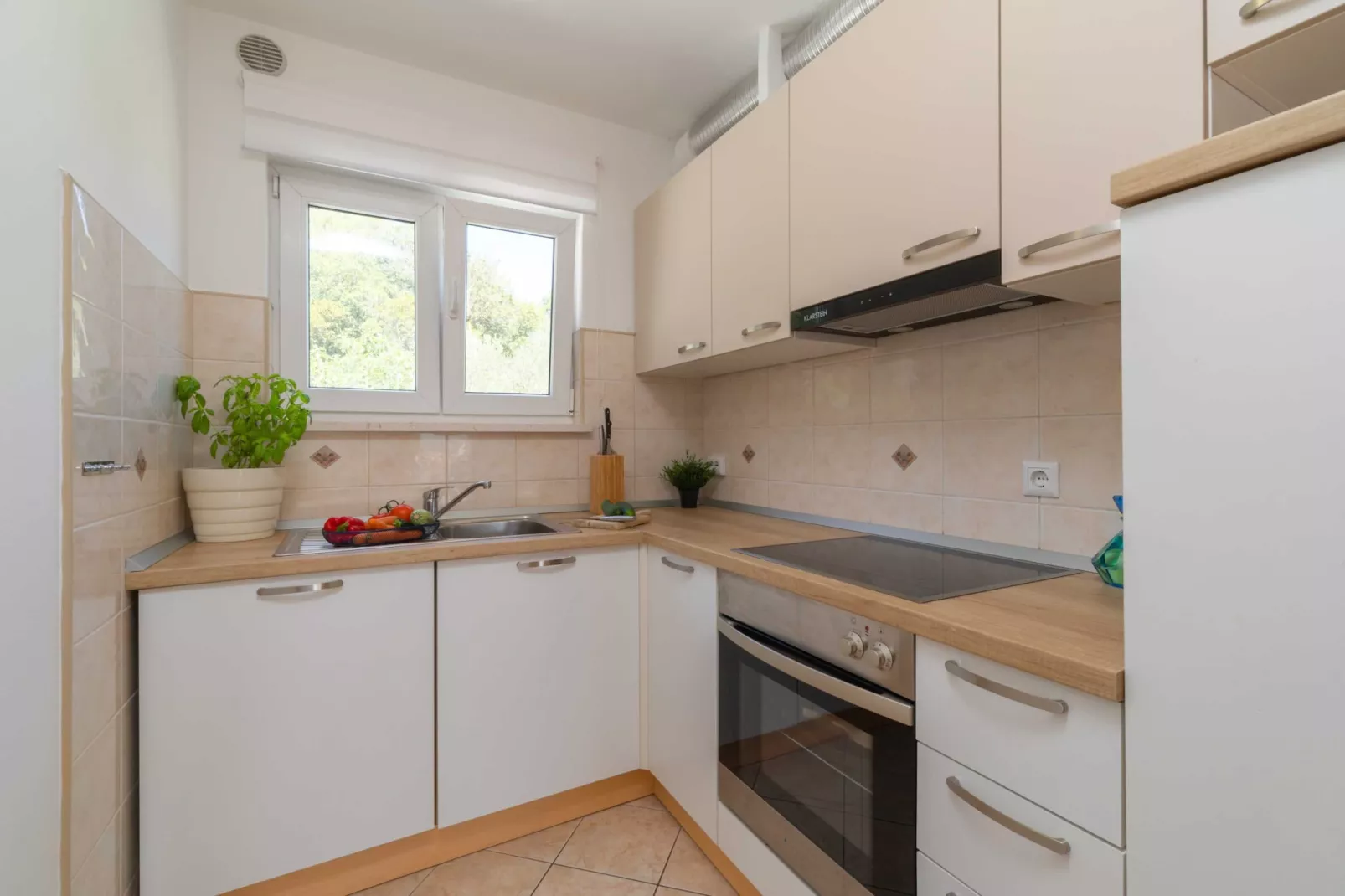 Holiday Home Diana - Five Bedroom House with Terrace and Sea View-Keuken