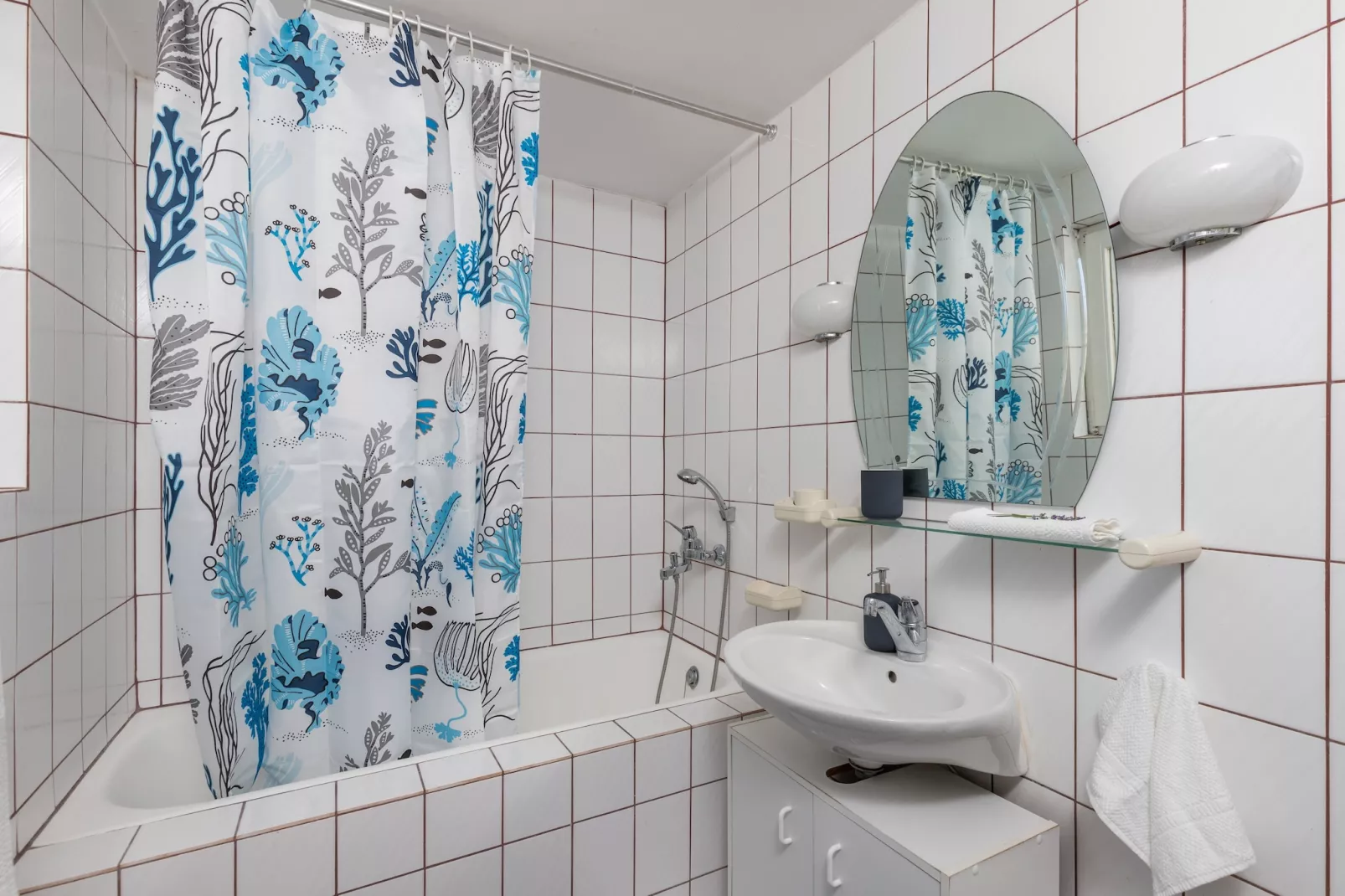 Apartment Dubo - One Bedroom Apartment with Balcony-Badkamer