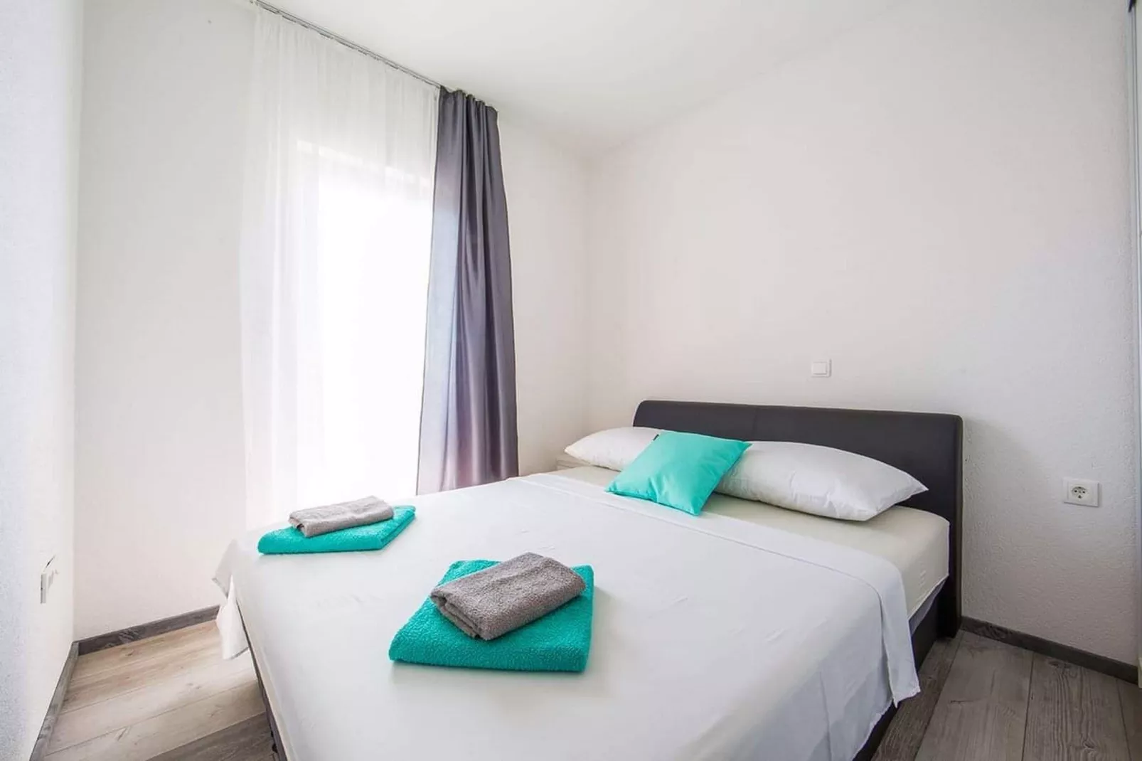 Holiday Home J&D No.3-Six Bedroom House  with Pool-Slaapkamer