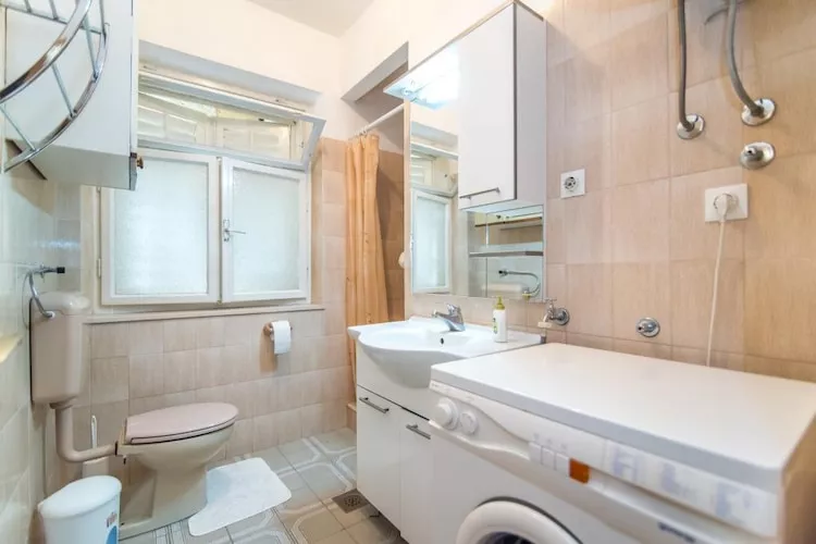 Apartment Vrandecic - Two Bedroom Apartment with Garden Terrace (Žarka) (ST)-Badkamer