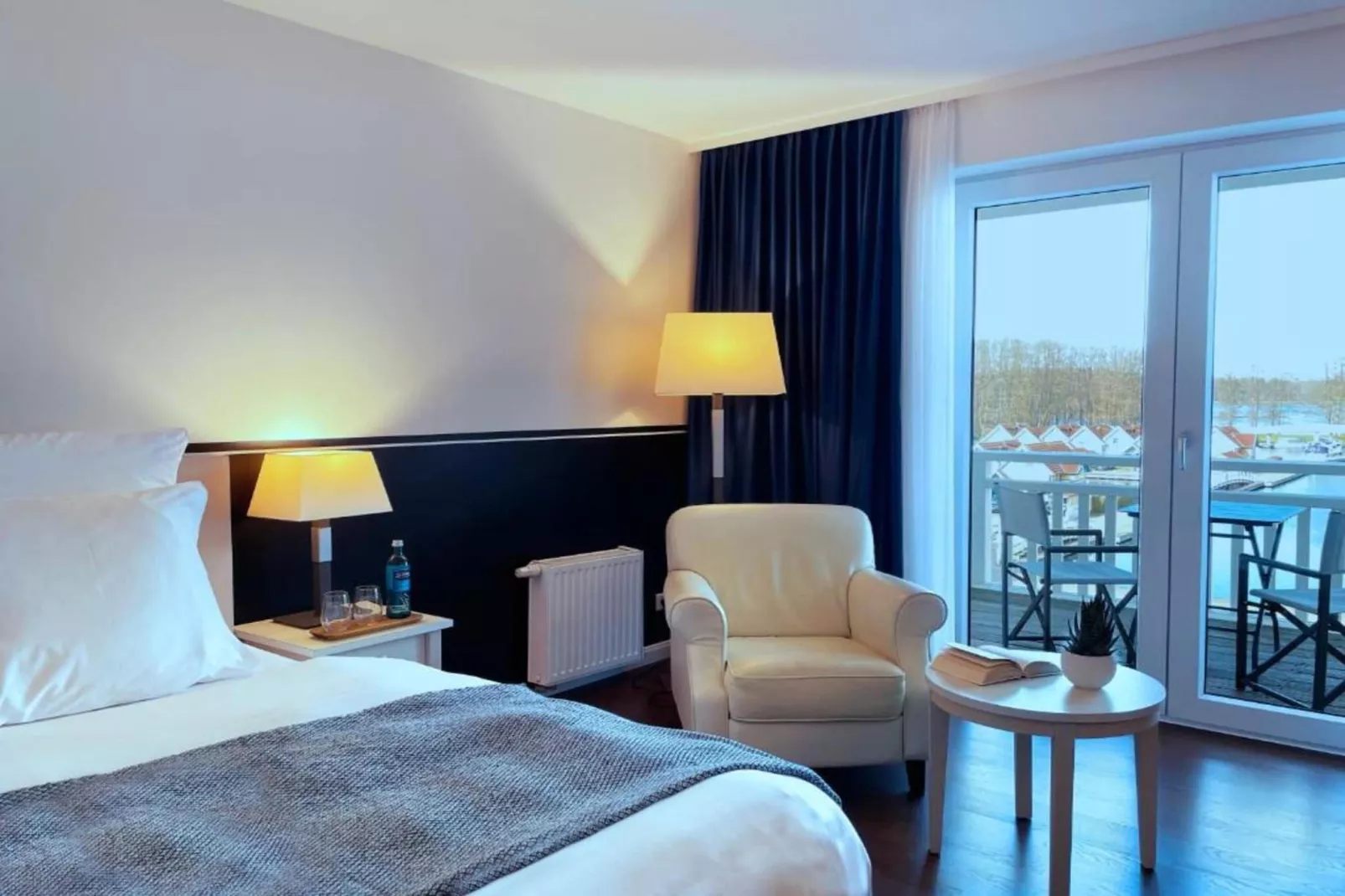 Hafendorf Superior Double Room with Lakeview Balcony-Slaapkamer