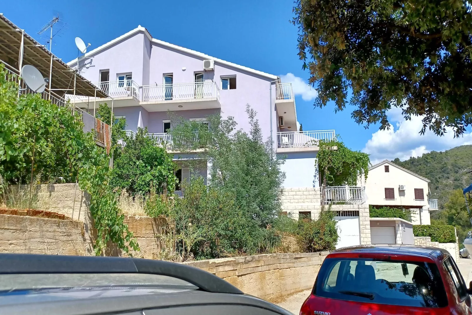 Bertie's Lodge - Standard Two Bedroom Apartment with Balcony and Sea view(A0)-Buitenlucht