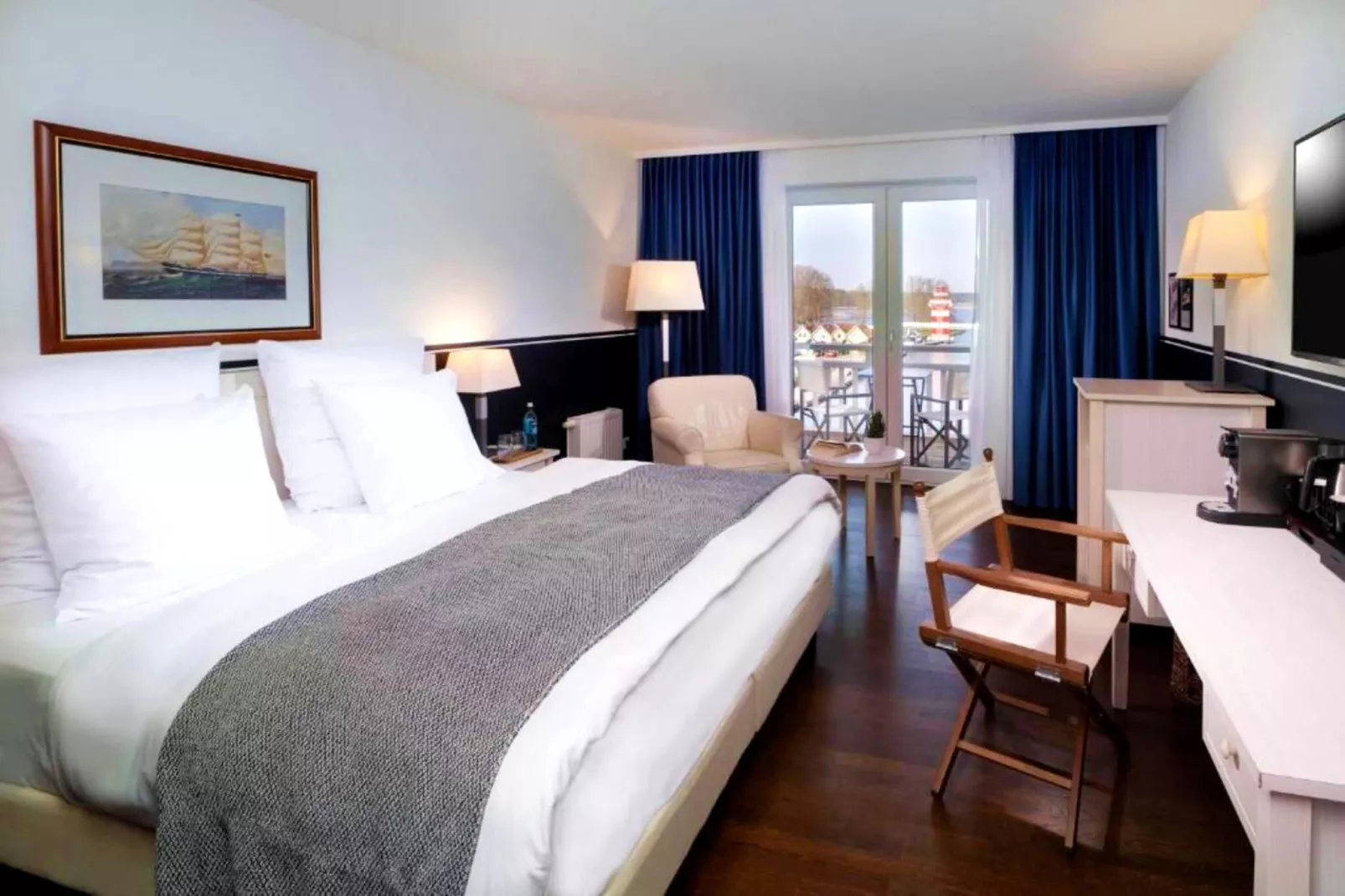 Hafendorf Superior Double Room with Lakeview Balcony-Slaapkamer