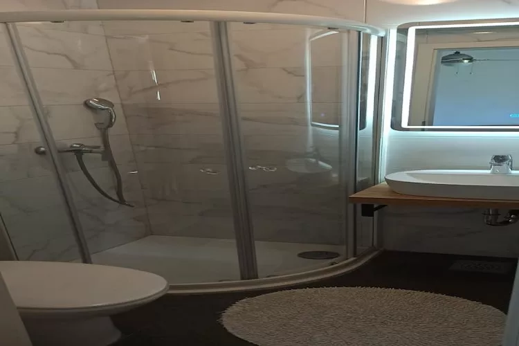 Apartments & Rooms Jokovic-Comfort Studio Apartment with Terrace and Partial Sea View (SOBA 1)-Badkamer