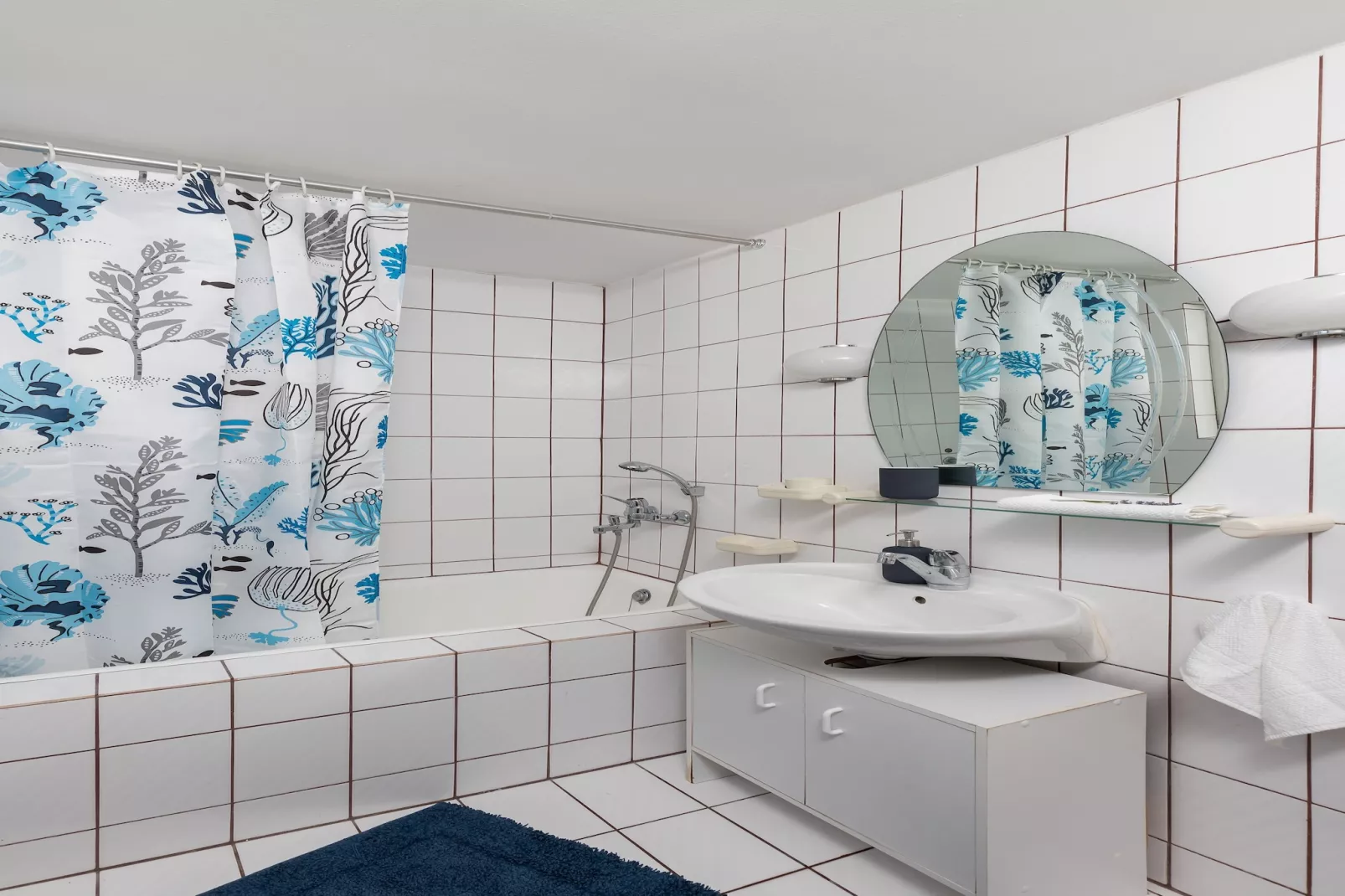 Apartment Dubo - One Bedroom Apartment with Balcony-Badkamer