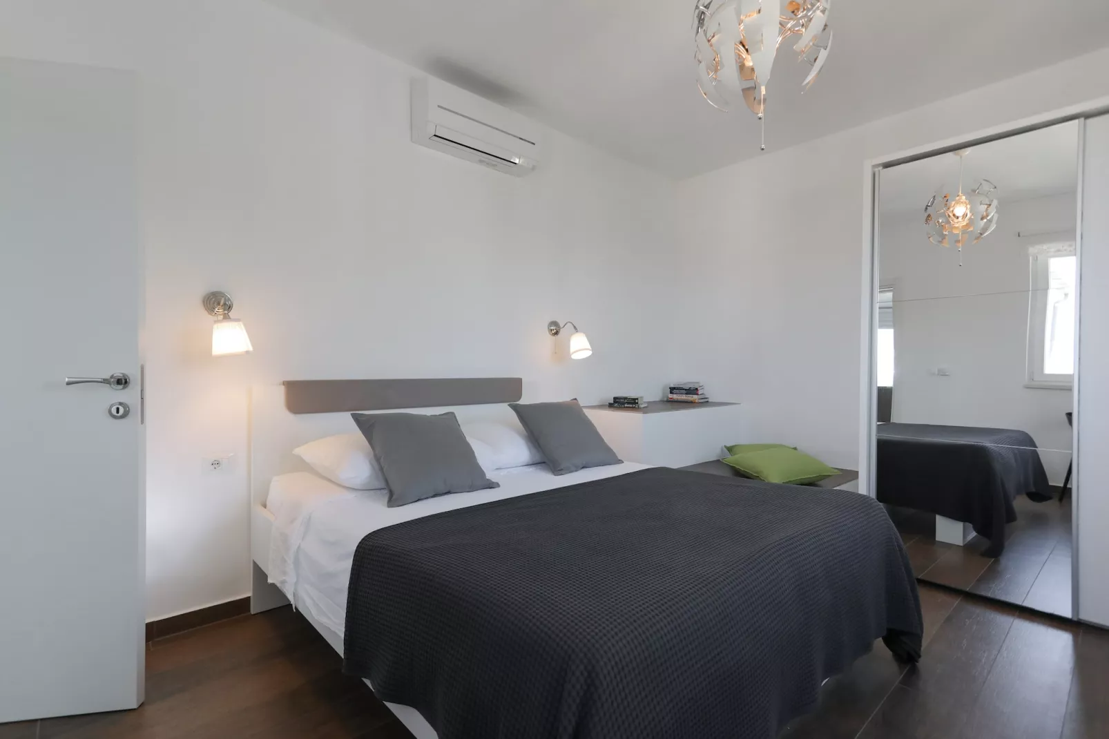 Apartment M&J - Comfort Two Bedroom Apartment with Terrace and Sea View (Škaro)