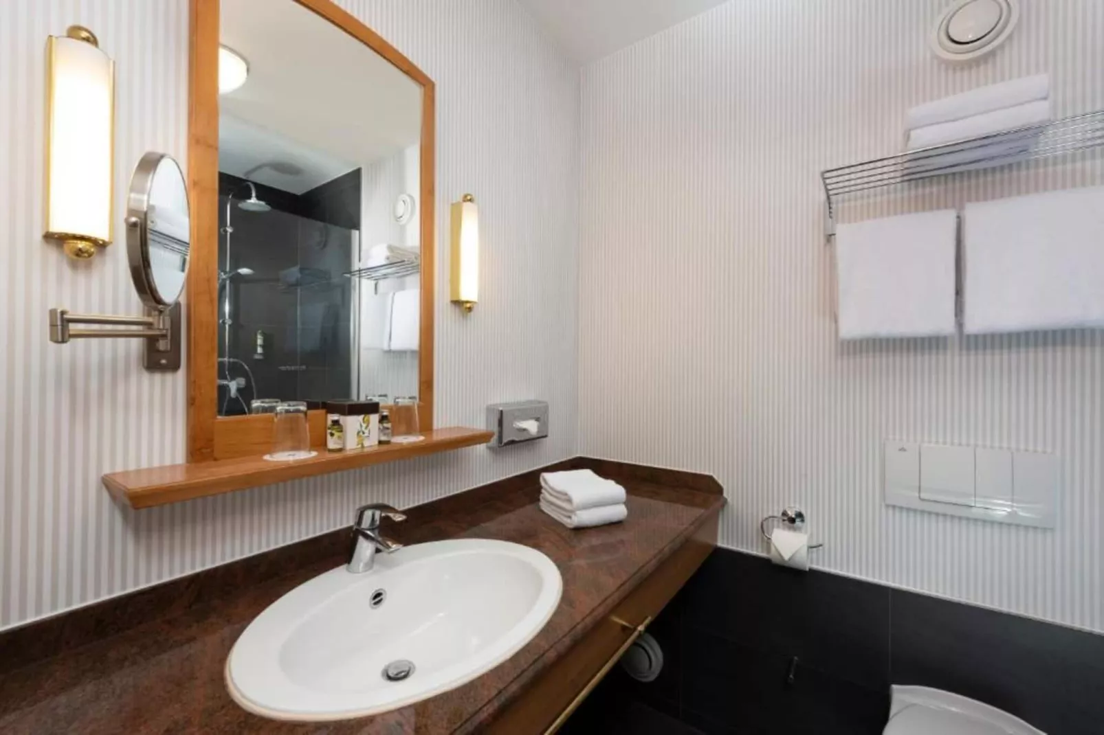 Rugen 2-bedroom suite 5 guest-Badkamer