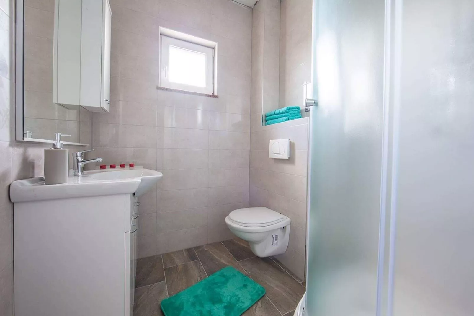 Holiday Home J&D No.3-Six Bedroom House  with Pool-Badkamer