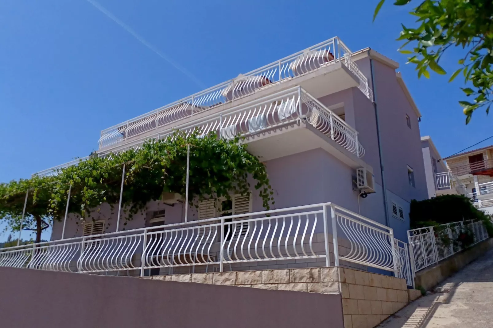 Bertie's Lodge - Standard Two Bedroom Apartment with Balcony and Sea view(A0)-Buitenlucht