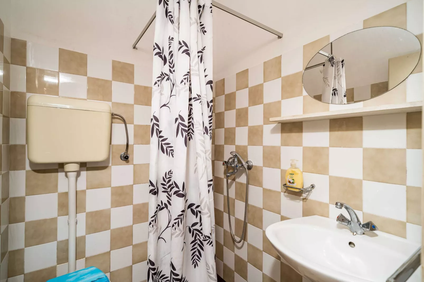 Apartments Klis -Two-Bedroom Apartment with Terrace - Badkamer