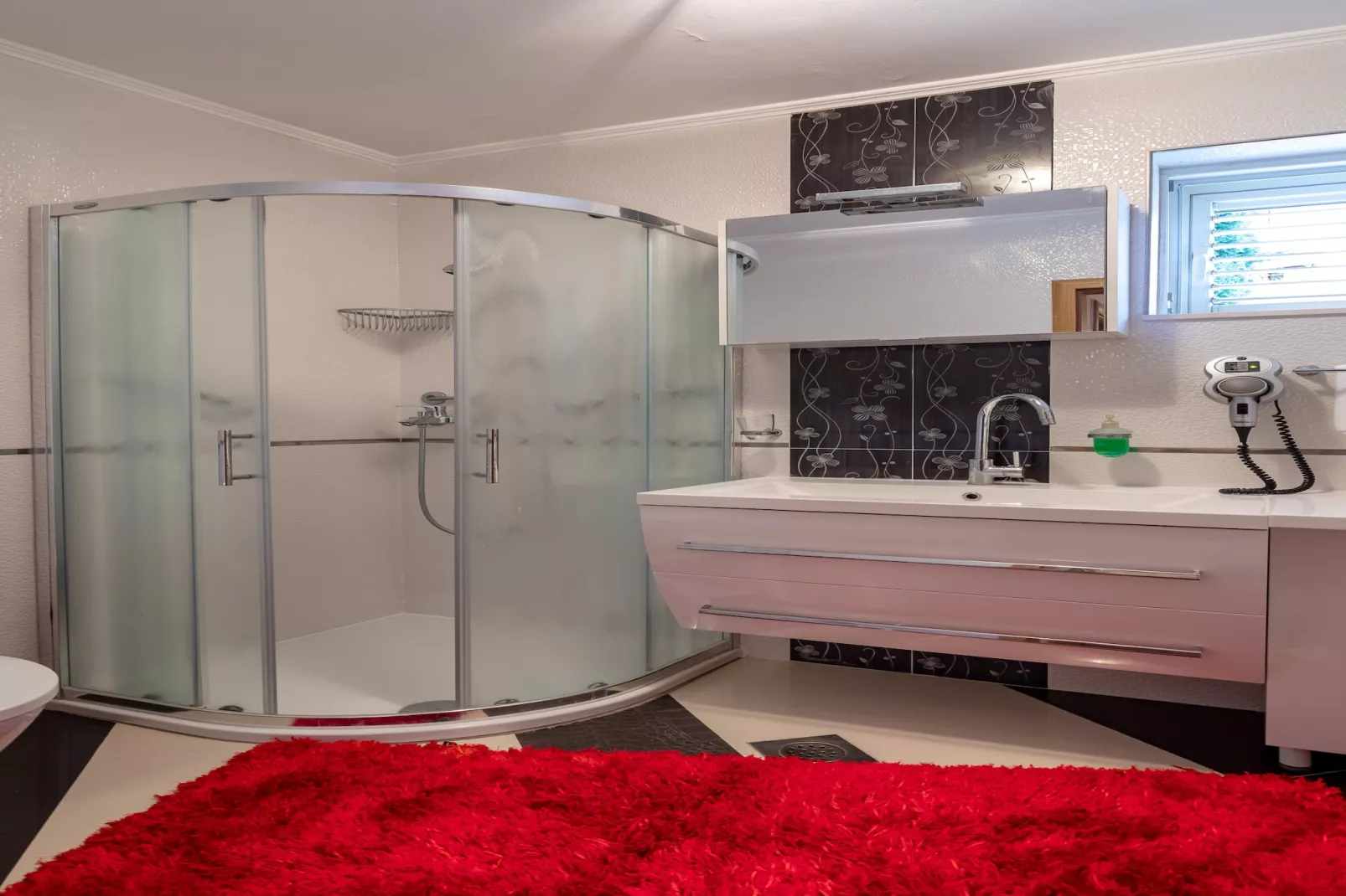 Apartment Viva la Vita - Two-Bedroom Apartment with Shared Pool-Badkamer