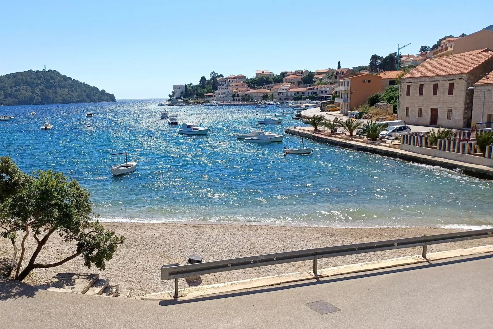 Bertie's Lodge - Standard Two Bedroom Apartment with Balcony and Sea view(A0)-Uitzicht