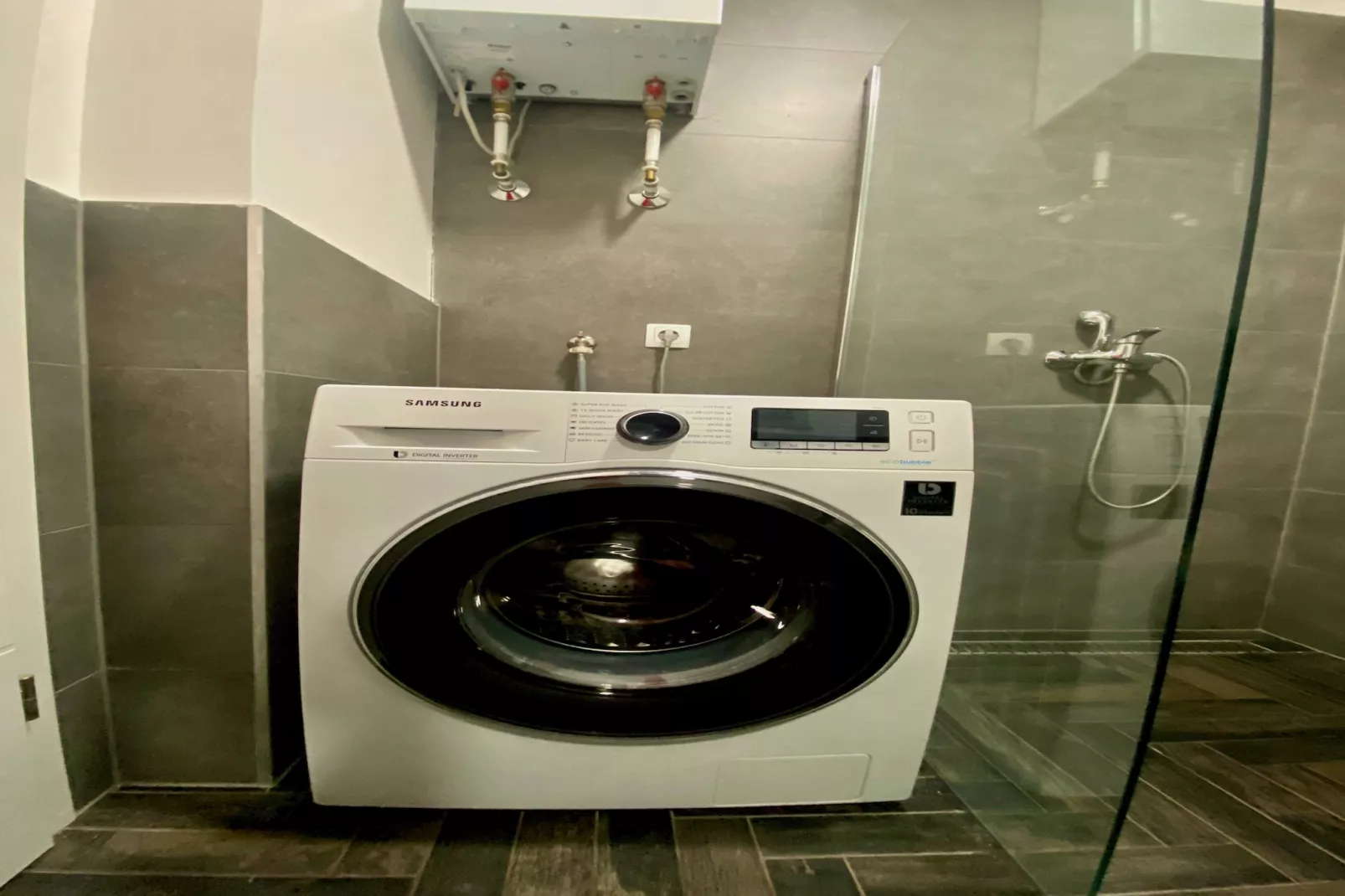 VERT Apartment - Two Bedroom Apartment with Terrace-Badkamer