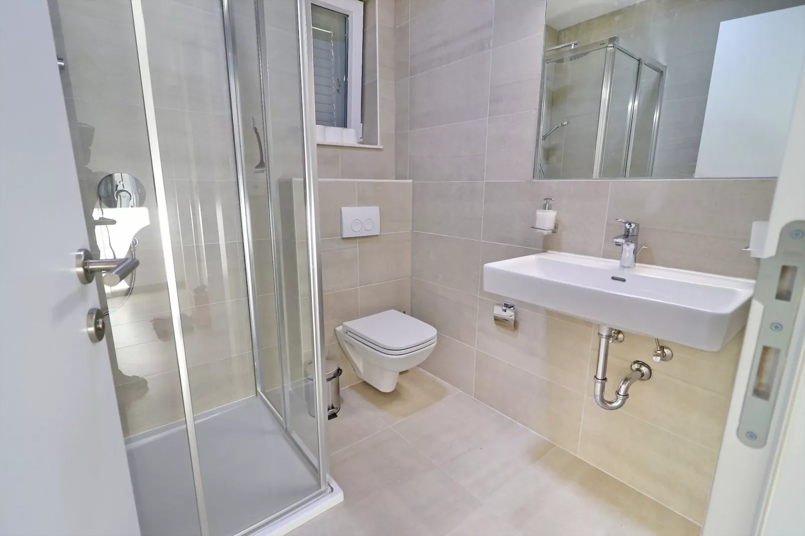 Villa E & D  - Four Bedroom Villa with Pool and Patio - Villa E-Badkamer