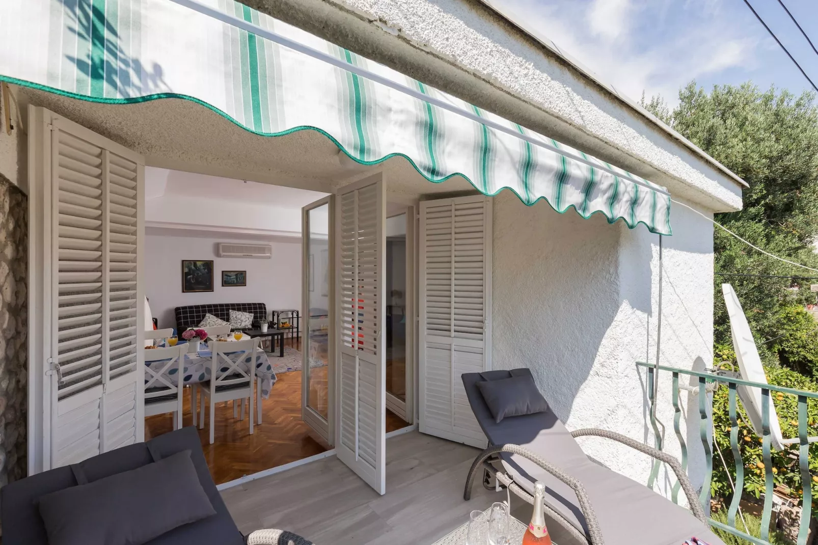 Apartment Dubo - One Bedroom Apartment with Balcony-Terras