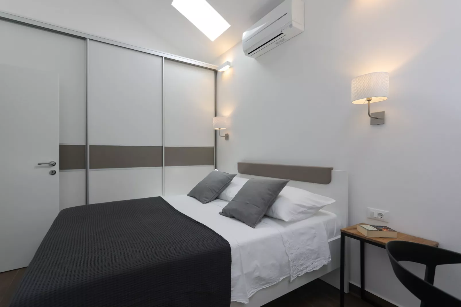 Apartment M&J - Comfort Two Bedroom Apartment with Terrace and Sea View (Škaro)-Slaapkamer