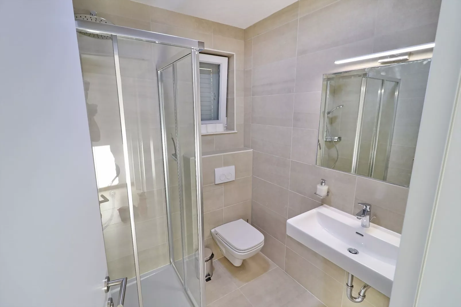 Villa E & D  - Four Bedroom Villa with Pool and Patio - Villa D-Badkamer